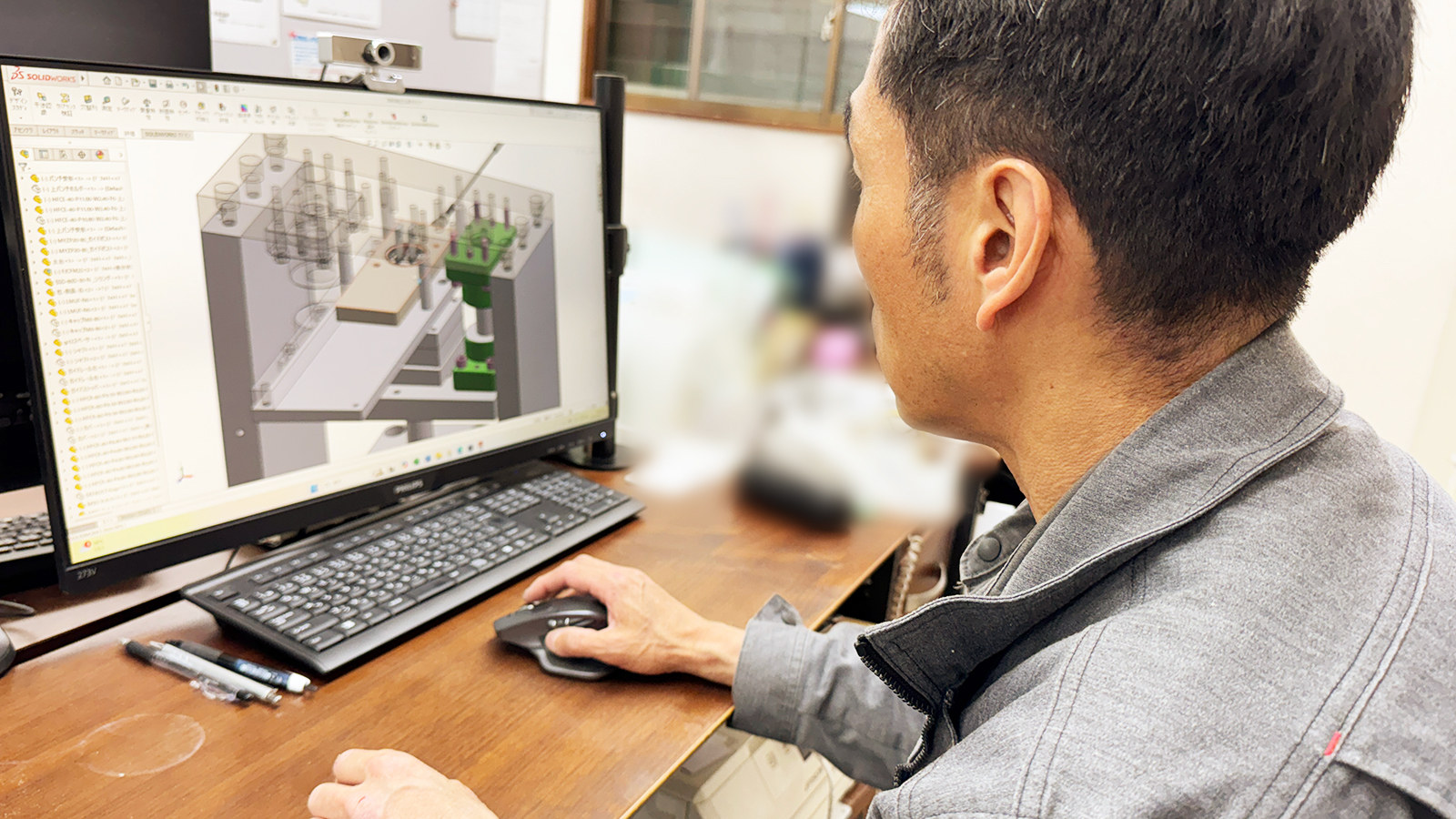 CADの画面を見ている根津社長